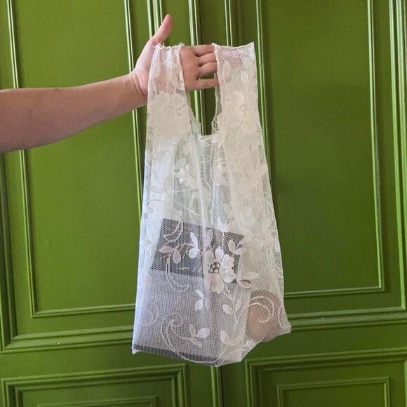 Lace shopping bag with floral design, handmade custom market tote - Picture 5 of 6